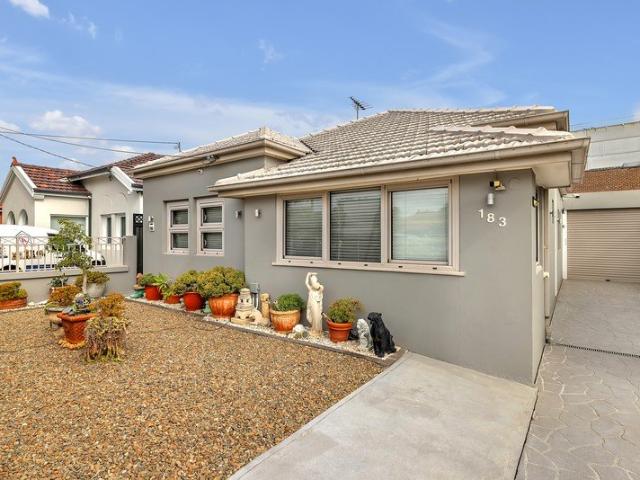 Freestanding Family Entertainer, Moments to the Beach