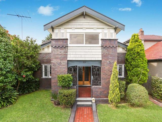 Freestanding Family home opposite Centennial Parklands: Boasting huge 4 Car garage!