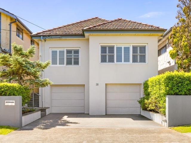 Freestanding Family Home w/ North Facing Garden & 4 Car Spaces