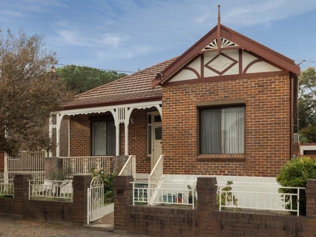 Freestanding Family Residence in First Class Location
