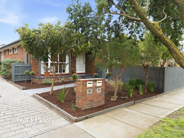 Freestanding front villa in a prized Carnegie location