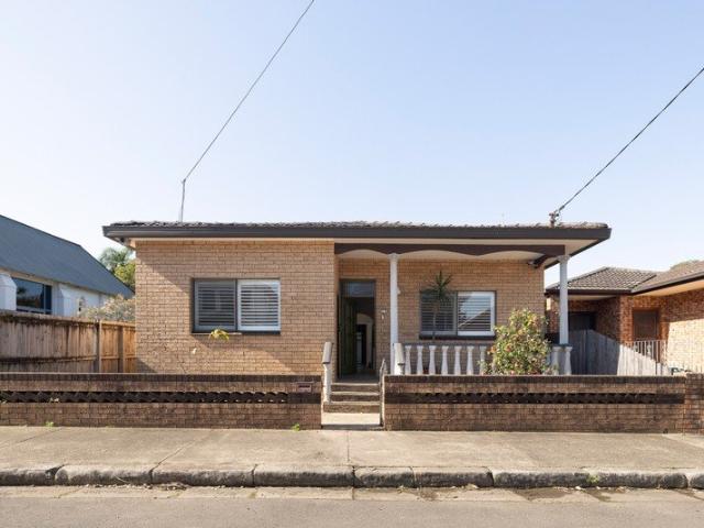 Freestanding house on 317sqm / NE facing rear / DA for studio