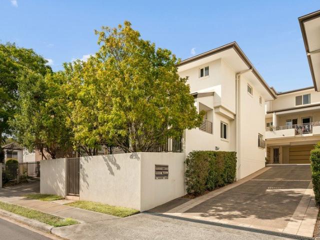 Freestanding independence, exceptional connectivity and Inner North convenience