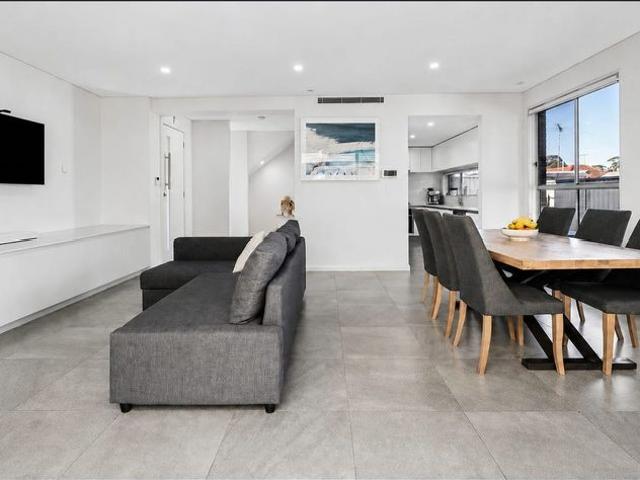 Freestanding, Light Filled Townhouse in Boutique Complex