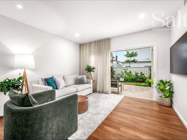 Freestanding Near New Living in an Exclusive Merewether Complex
