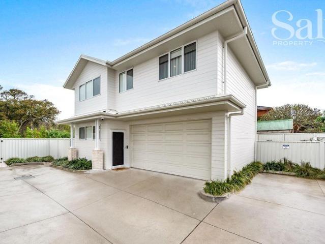 Freestanding Near New Living in an Exclusive Merewether Complex