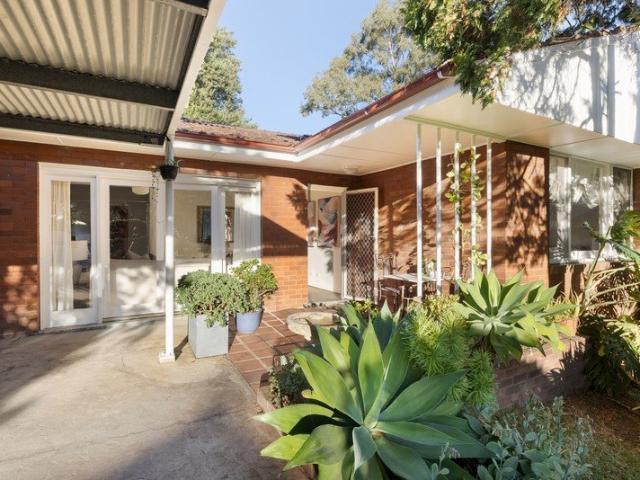 Freestanding single level house on 462 sqm of land in convenient location