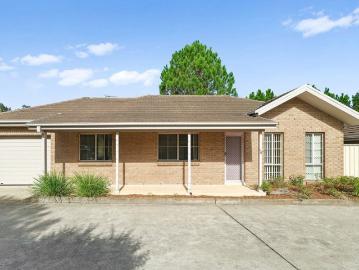 FREESTANDING, SPACIOUS, LOW MAINTENANCE!
