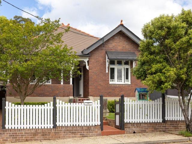Freestanding period family home & poolside entertaining
