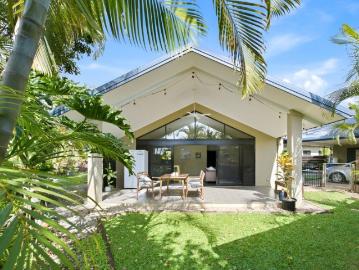 Freestanding Private Villa, 500m to the Beach !