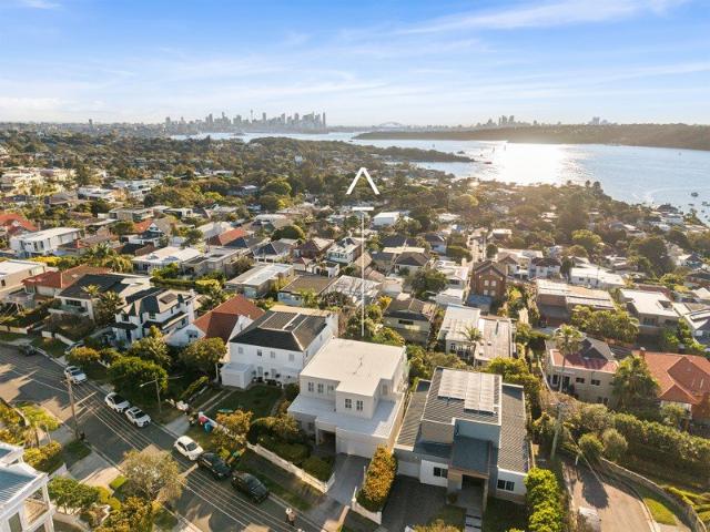 Freestanding Residence Boasting Exceptional Harbour Views