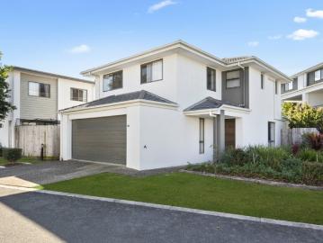 Freestanding Residence Privacy, Outdoor Space & Parking for 4 Vehicles