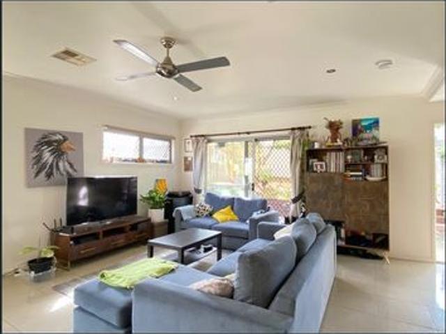 FREESTANDING TOWNHOME IN PARKSIDE LOCATION