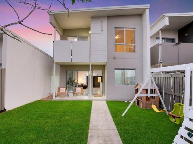 Freestanding Townhouse, Immaculately Presented & Packed with Premium Upgrades