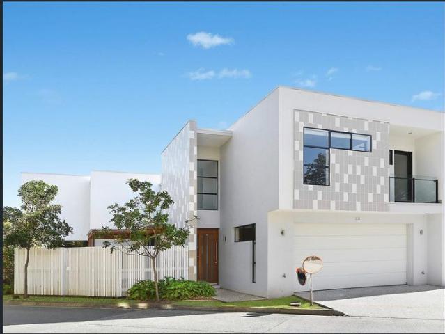 Freestanding townhouse in Allisee complex