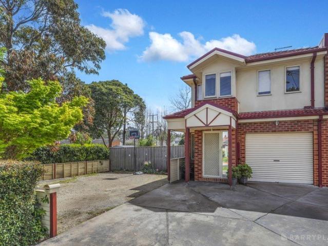 FREESTANDING TOWNHOUSE WITH ITS OWN DRIVEWAY, GENEROUS GARDENS & NO BODY CORPORATE!