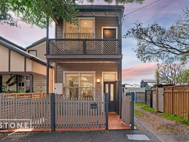 Freestanding terrace with parking, 300m to Darby St