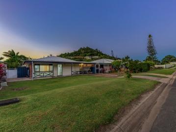 Freestanding Villa with Private Driveway in Convenient Location