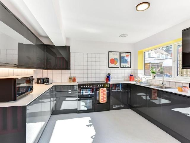 Freeview Road, Bath BA2 6 bed house to rent £4,550 pcm £1,050 pw