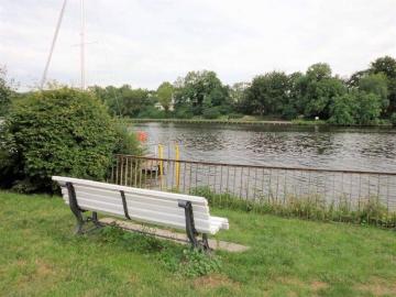 FREI AB ERSTEN JULI*In Wassernähe! Altersgerechte Zweizimmerwohnung mit EBK, Balkon, Fahrstuhl, Fußbodenheizung und Kammer!