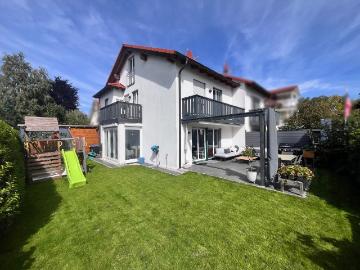 Frei ab September: Schöne 5,5 Zimmer DHH mit Süd /West Ausrichtung
