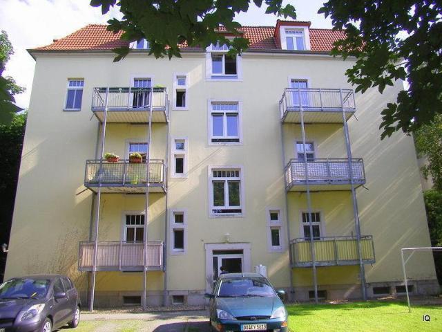 Frei ab sofort: Frisch renovierte 2 Zimmer Wohnung mit Laminatboden, separater Essküche & Badewanne
