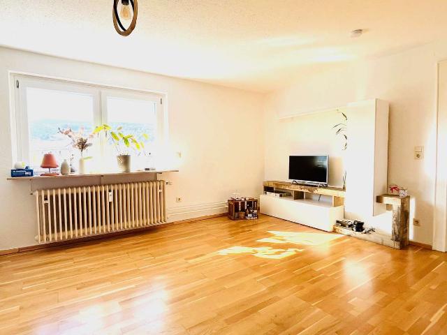 Frei ab sofort gepflegte 3 Zimmer Dachgeschoßwohnung mit Balkon zu vermieten