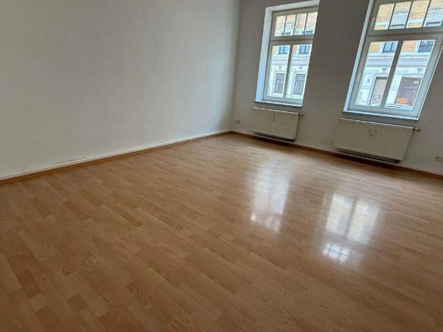 Frei ab sofort ! KÃ¼che mit Balkonzugang / Laminat / Bad mit Wanne u.v.m