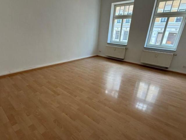 Frei ab sofort ! Küche mit Balkonzugang / Laminat / Bad mit Wanne u.v.m