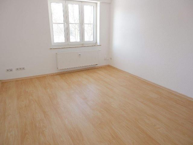 Frei ab 1.11.26 2. OG Bad mit Fenster modernes Laminat Balkon an KÃ¼che
