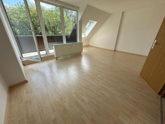 Frei ab 1.11. Dachgeschoss mit Balkon / Laminat / Bad mit Fenster !