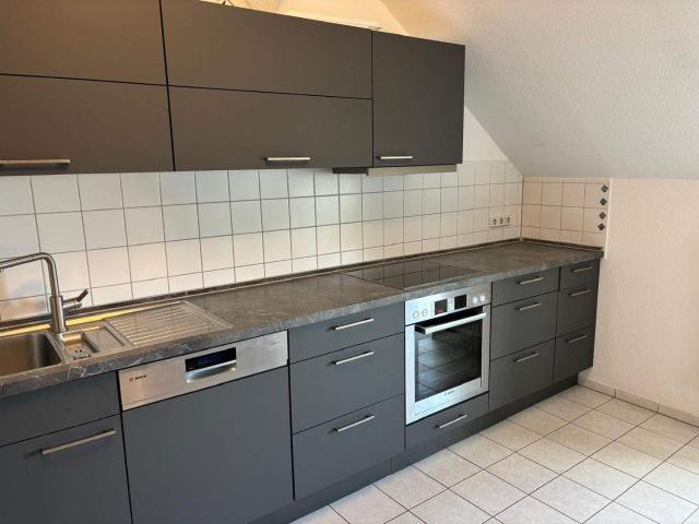 FREI AB 1.11. ! EBK Abkauf mÃ¶glich Laminat, Bad mit Fenster !