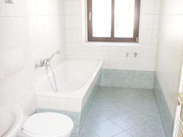 Frei ab 1.12.26 Jetzt mit Laminat Bad mit Wanne + Fenster !