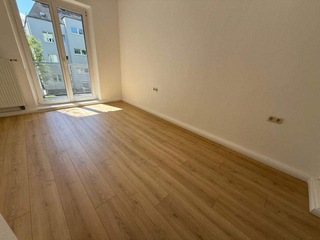 Frei ab 1.1.27 / 1. OG / modernes Laminat / sonniger Balkon Bad mit Dusche und Fenster !
