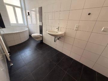Frei ab 1.9. 3. OG Tageslichtbad Eckbadewanne ! City NAH !