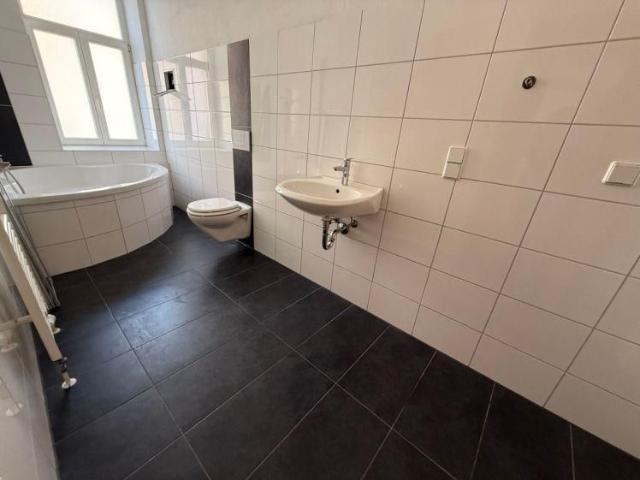Frei ab 1.9. 3. OG Tageslichtbad Eckbadewanne ! City NAH !