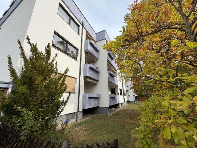 Frei und modernisiert! Attraktive 3 Zimmerwohnung mit Balkon + KFZ Stellplatz