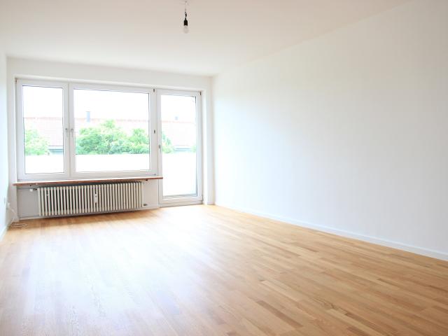 Freie 4 Zimmer Wohnung mit zwei Loggien