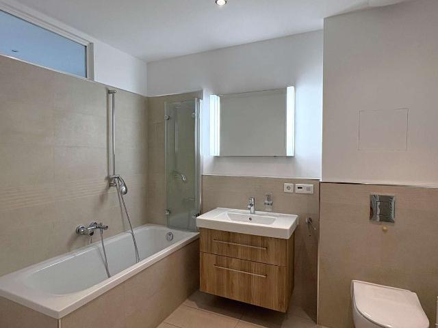Freie 2 Zimmerwohnung mit sonniger Loggia im hochwertig sanierten Gohliscarré!