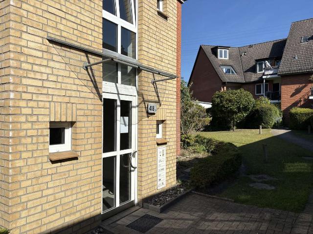 Freie 2 Zimmerwohnung mit Terrasse und kl. Garten in Rissen