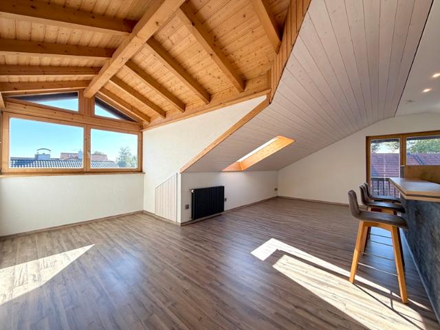 Freie 3 ZKB Dachgeschosswohnung mit besonderem Flair in Siegertsbrunn