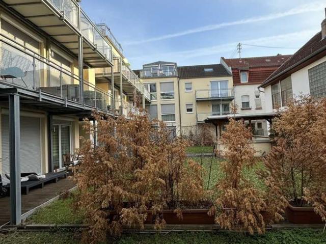 Freie und moderne 3 Zimmer Wohnung mit Einbauküche, TG Stellplatz und Gartenanteil