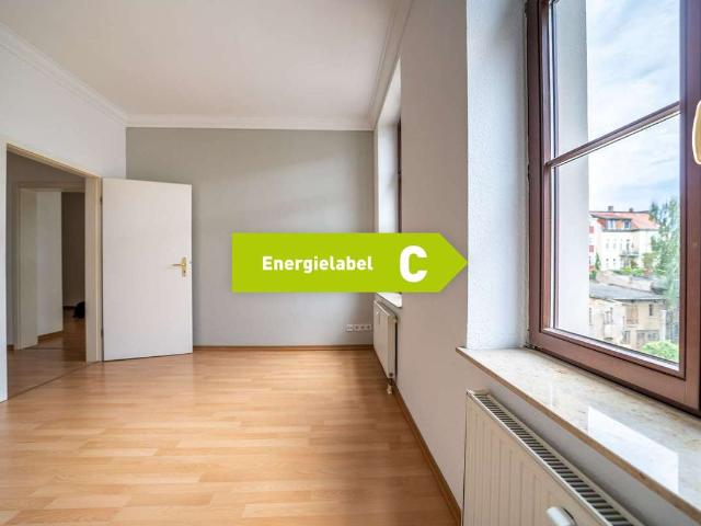 Freie, kleine 2 Zimmer Altbauwohnung mit Balkon mit Stellplatz
