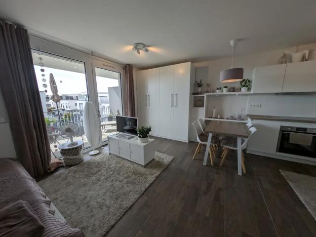 Freie neuwertige 2 Zimmer Wohnung mit Balkon und TG Stellplatz, ruhig am Stadtrand gelegen!