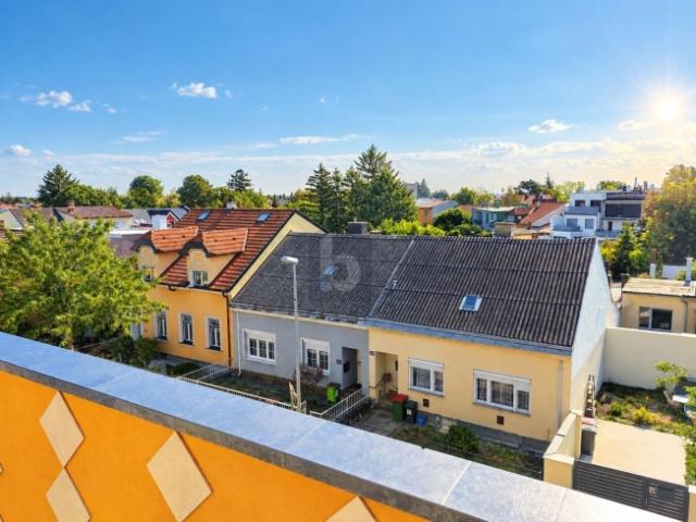 FREIER BLICK ÜBER DIE DÄCHER VON DEUTSCH WAGRAM
