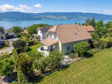 FREIHSTEHENDE LANDHAUSVILLA MIT BLICK AUF NEUENBURGERSEE