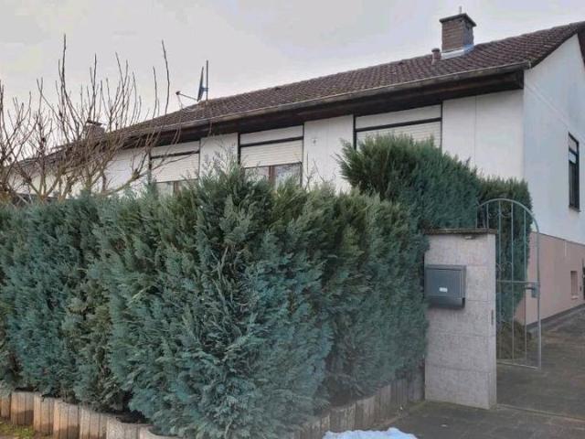 Freihstehendes Einfamilienhaus mit separater ELW