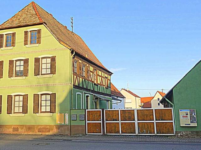 Freisbach, grosses Haus mit 3 abgeschlossenen Wohnungen. Für die große Familie oder Untervermietung