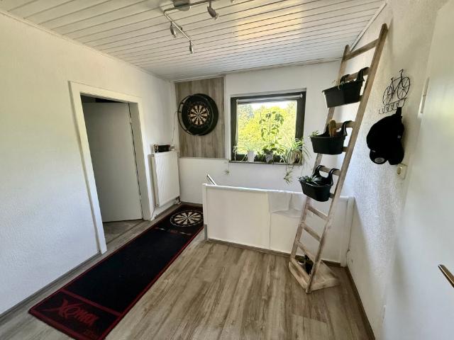 freist. Ein Zweifamilienhaus in ruhiger & grüner Lage