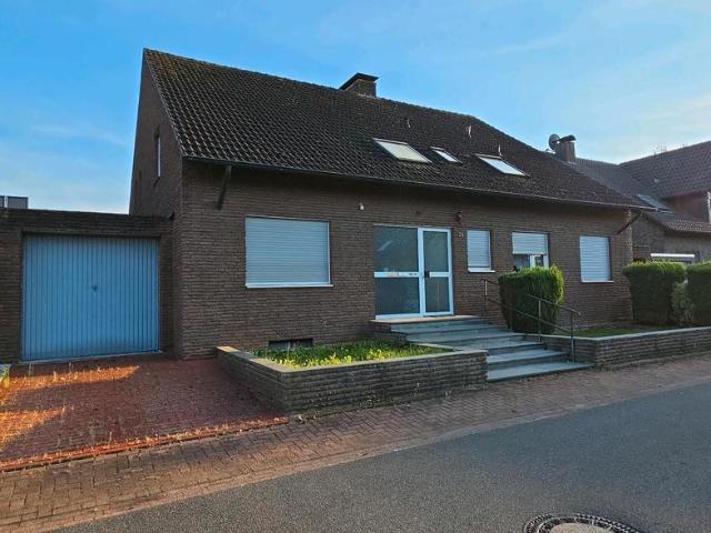 Freist. Zweifamilienhaus mit großem Grundstück in Wesel Bislich